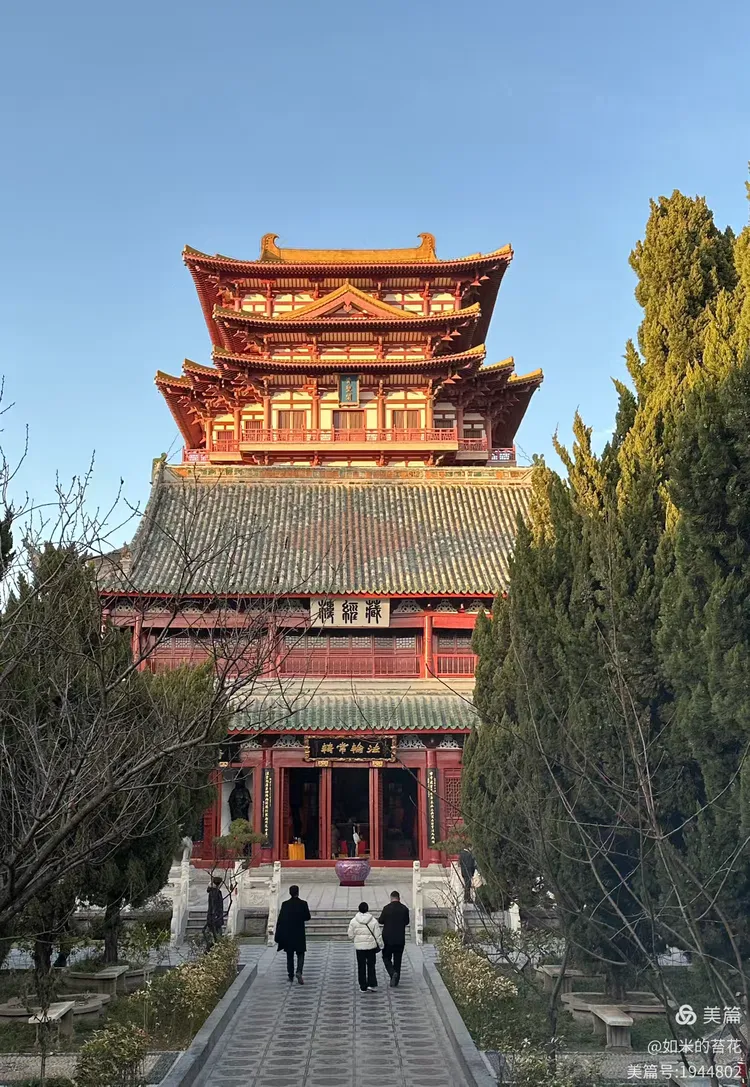 阳光打在建筑楼阁上,上下两层又是不同的建筑风格,真的是震撼的那种到